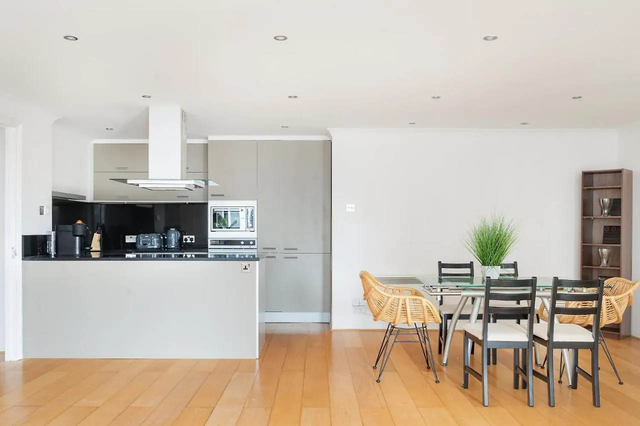 Riverside Two Bedroom Apartment In Canary Wharf London United Kingdom