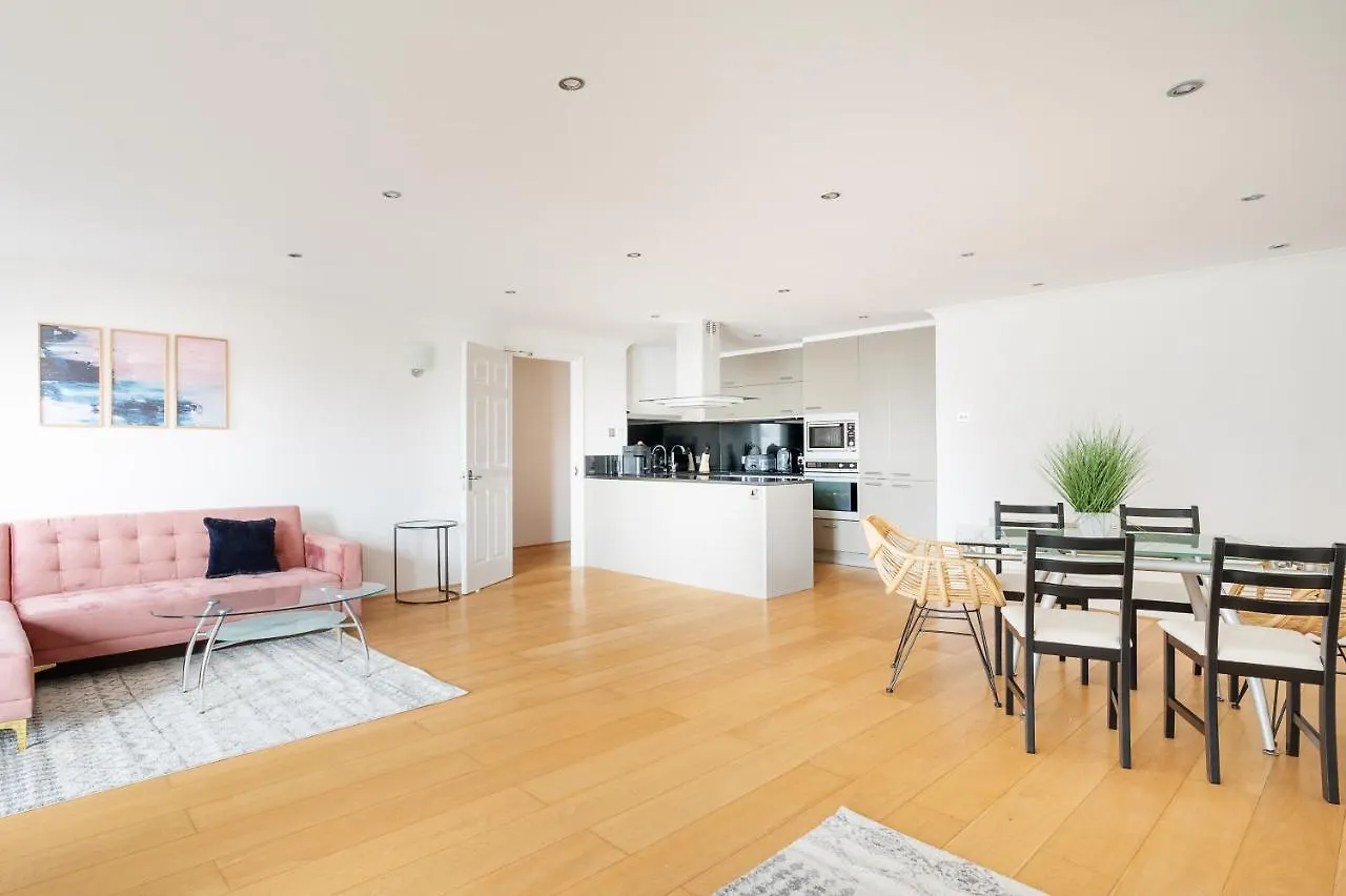 Riverside Two Bedroom Apartment In Canary Wharf London