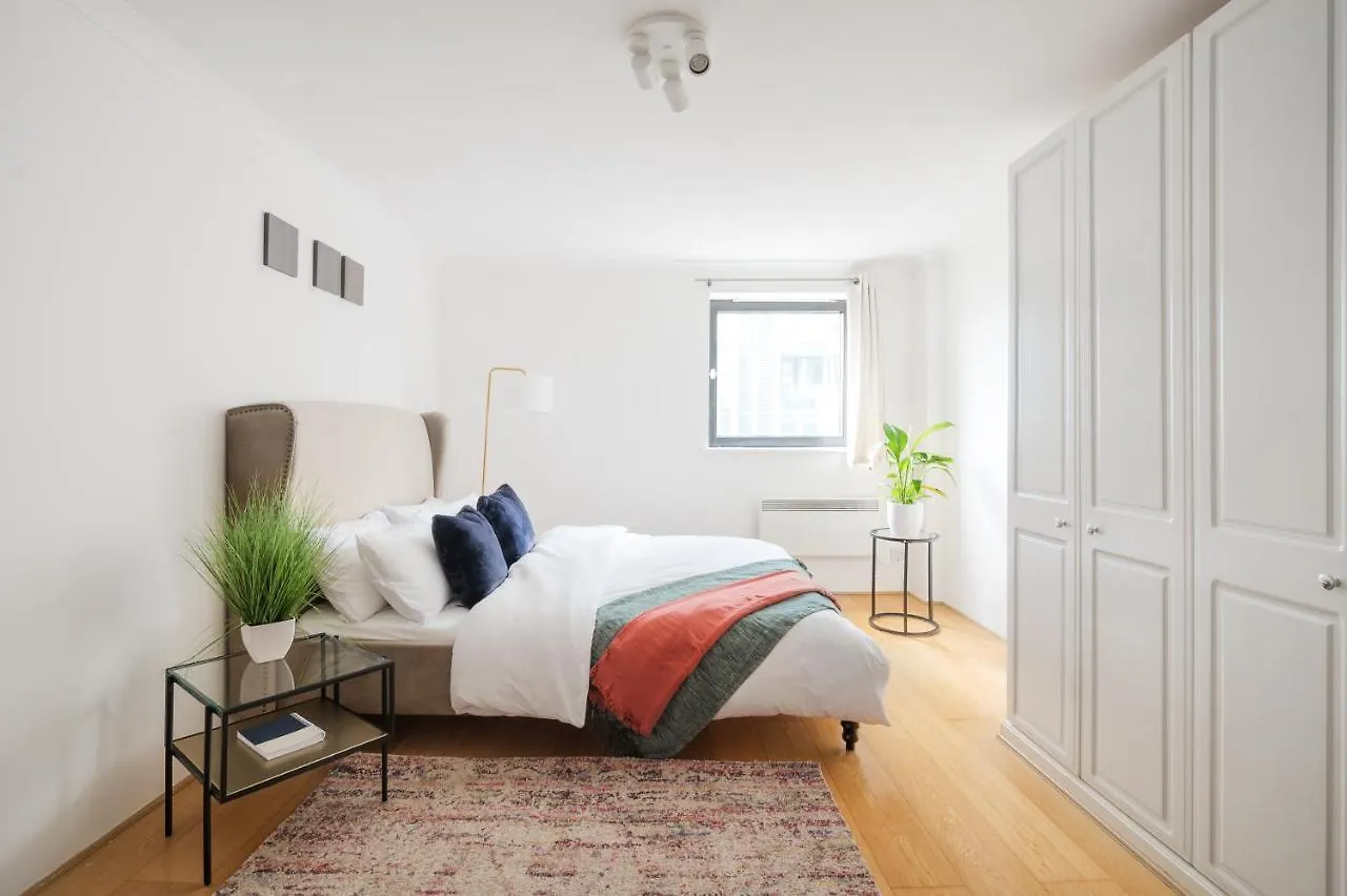 Riverside Two Bedroom Apartment In Canary Wharf London
