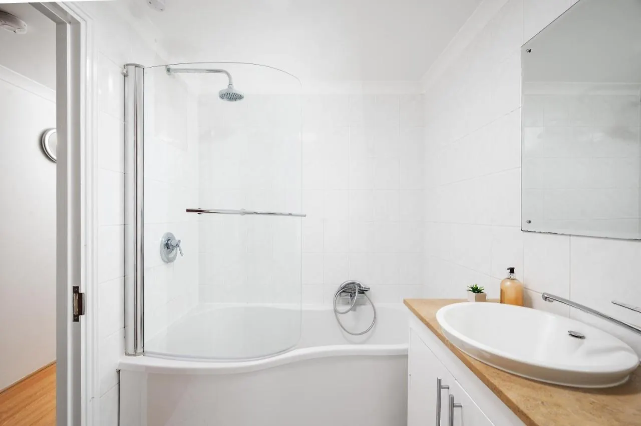 Riverside Two Bedroom Apartment In Canary Wharf London