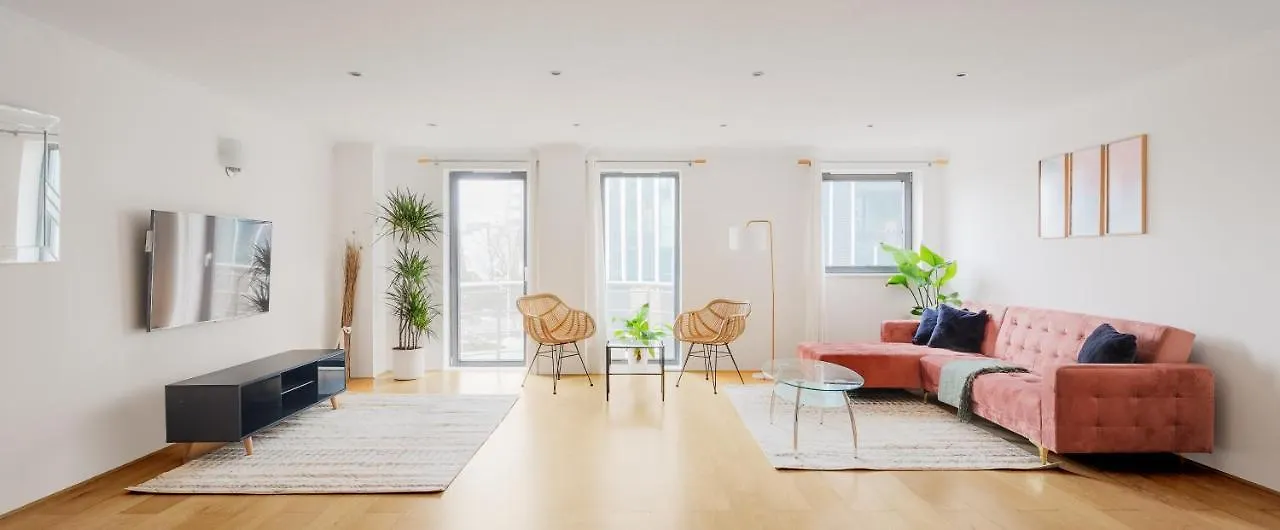 Riverside Two Bedroom Apartment In Canary Wharf London