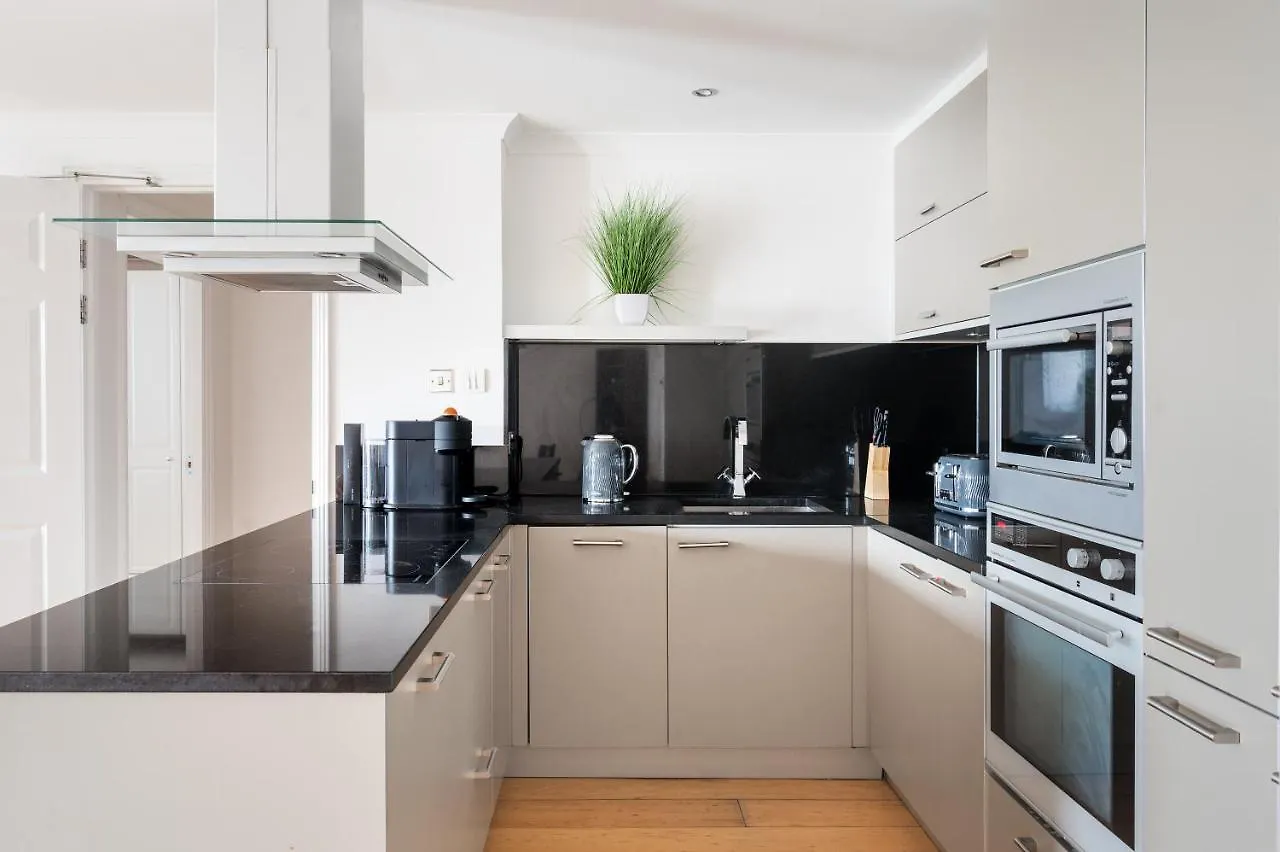 Riverside Two Bedroom Apartment In Canary Wharf London United Kingdom