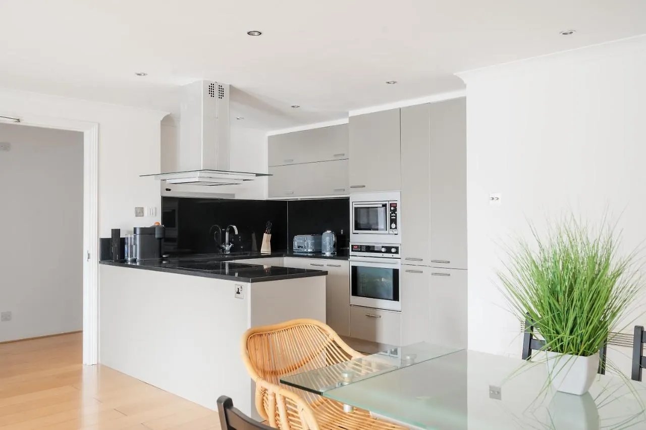 Riverside Two Bedroom Apartment In Canary Wharf London