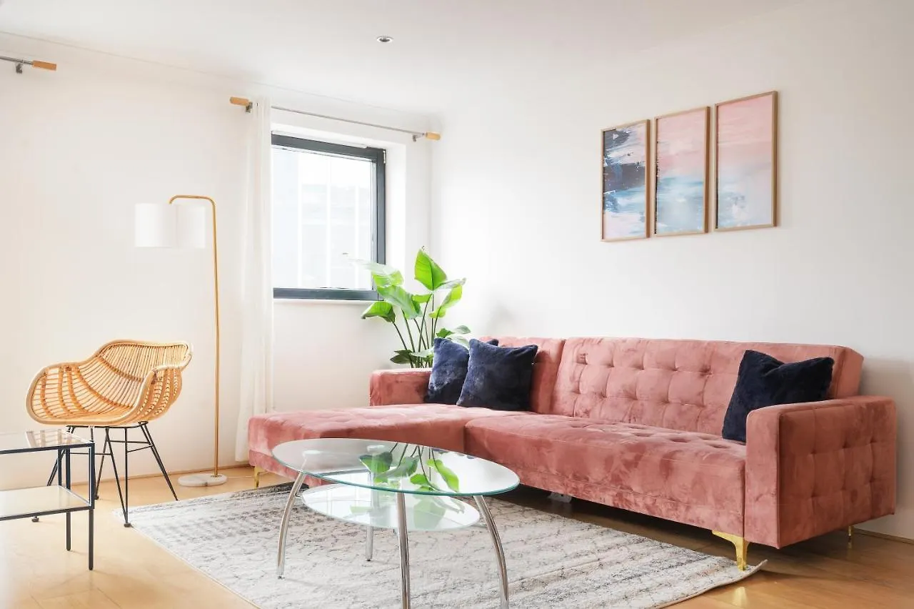 Riverside Two Bedroom Apartment In Canary Wharf London