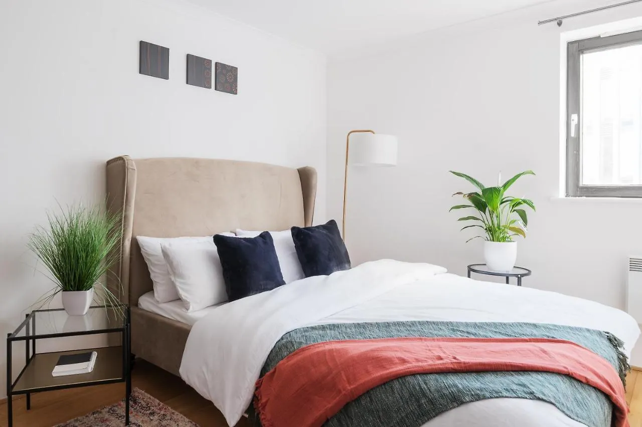 Riverside Two Bedroom Apartment In Canary Wharf London